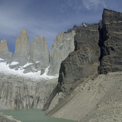 La Geografía de Chile es mucho más que una postal turística. Un oportuno análisis de los académicos Andrés Núñez González y Enrique Aliste Almuna, en la colección “Reflexión – Debate”, de LOM ediciones.