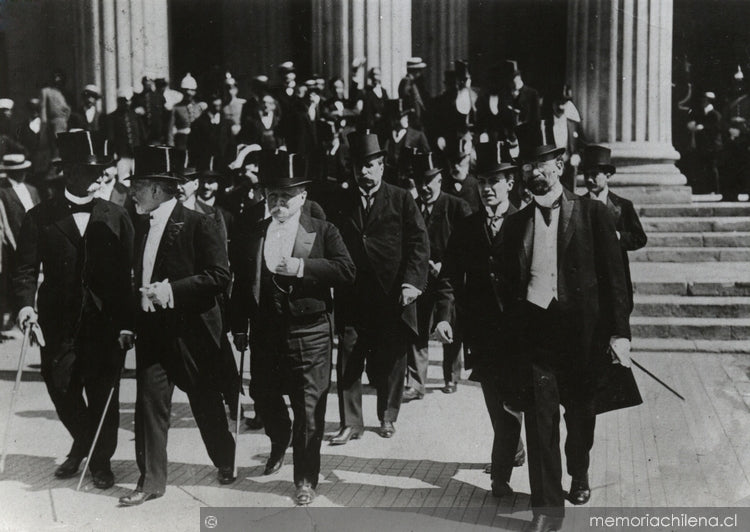 El orden “natural” del mundo chileno se ha dividido entre  los “caballeros/señoras” y los “rotos/rotas”:  unos para pensar y dirigir, los otros, para hacer y obedecer.